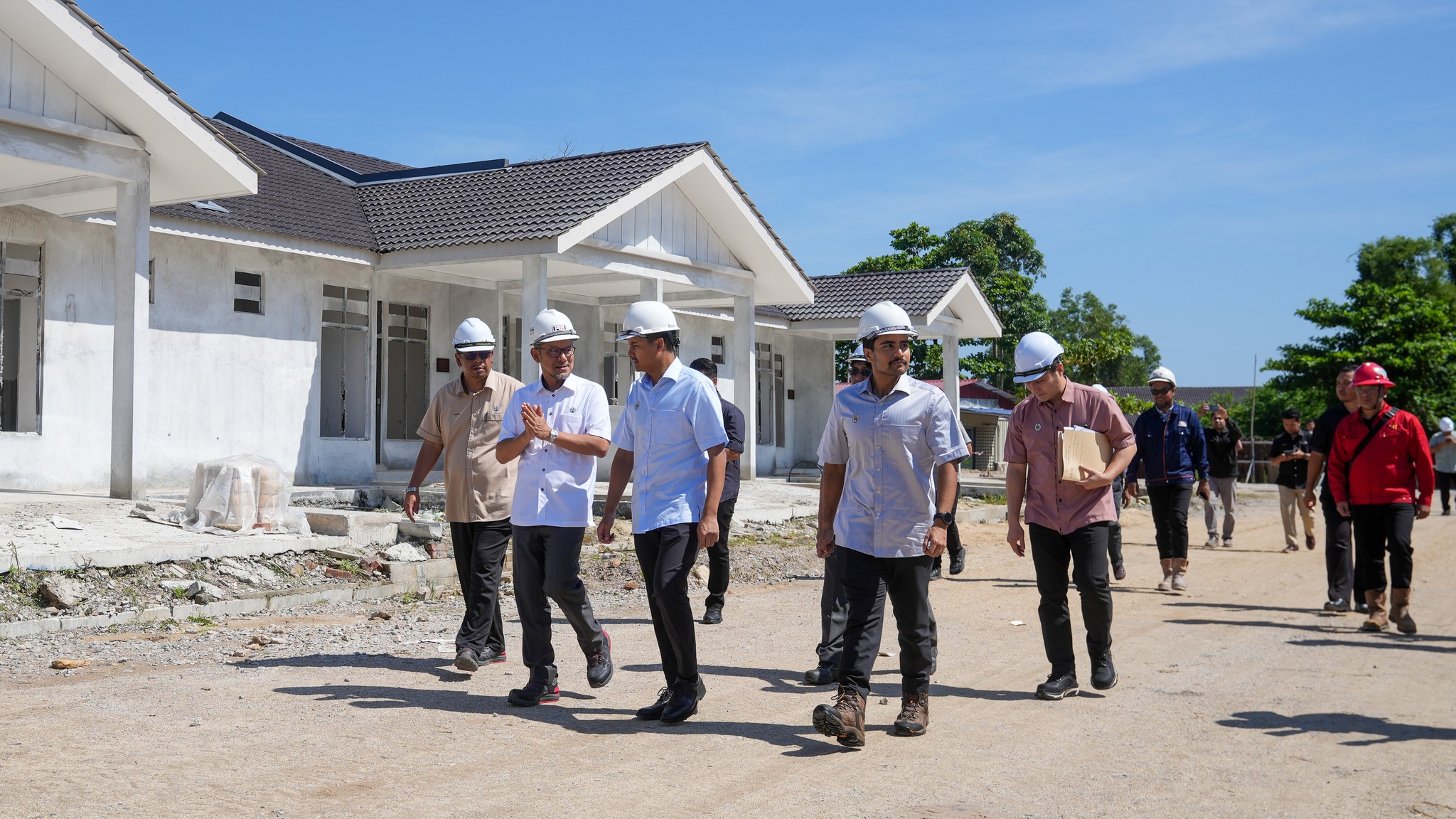 YANG DI-PERTUAN MUDA TERENGGANU BERKENAN MENGHADIRI LAWATAN TAPAK PROJEK RMM BUKIT GASING (II) DAN RMM KEMAS SEJAHTERA